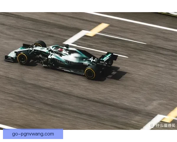 F1历史上的经典赛事回顾：速度与激情闪耀的瞬间