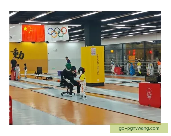 击剑比赛现场：实时得分情况一览