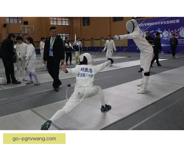 击剑大奖赛：精英对决，剑拔弩张